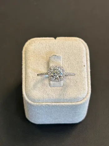 טבעת זהב לבן קלאסית שיבוץ זירקונים 14K