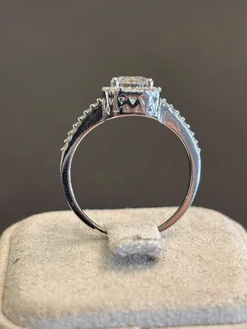 טבעת זהב לבן קלאסית שיבוץ זירקונים 14K