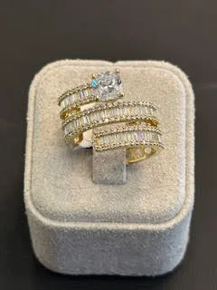 טבעת זהב צהוב 14K בעיצוב יחודי משובץ בזירקונים