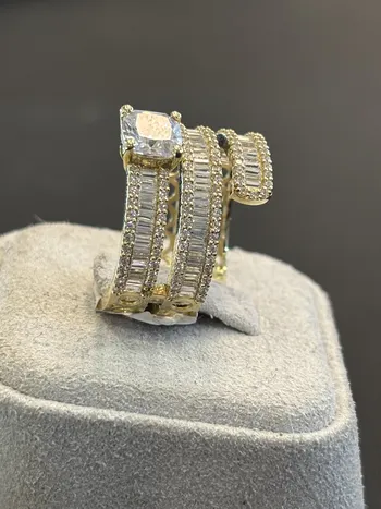 טבעת זהב צהוב 14K בעיצוב יחודי משובץ בזירקונים