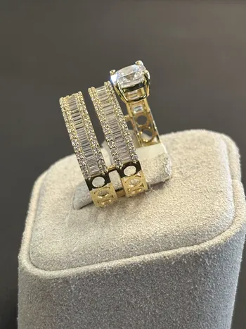 טבעת זהב צהוב 14K בעיצוב יחודי משובץ בזירקונים