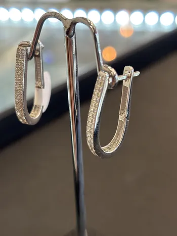 עגילי זהב לבן 14K משובץ בזירקונים