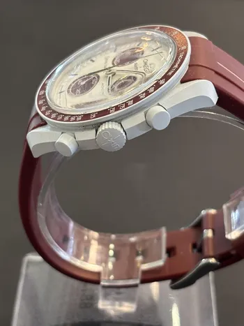 OMEGA SWATCH במצב מצוין כולל רצועה חליפית