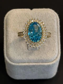 טבעת זהב 14K משבוצת זירקונים ואבן חן במרכז הטבעת