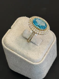 טבעת זהב 14K משבוצת זירקונים ואבן חן במרכז הטבעת