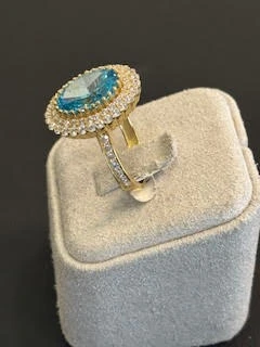 טבעת זהב 14K משבוצת זירקונים ואבן חן במרכז הטבעת