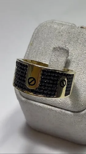 טבעת זהב לגבר שיבוץ זרקונים שחורים