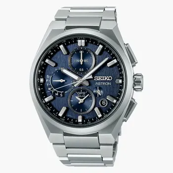 SEIKO Astron TITANIUM שעון היד המופעל על ידי אנרגיית השמש של אסטרון מסמל את רוח החדשנות של סייקו שהייתה קיימת מראשית המותג בשנת 1881. מתחת לזכוכית ספיר קריסטל, מצוי לוח כחול עם גימור קו שחור.